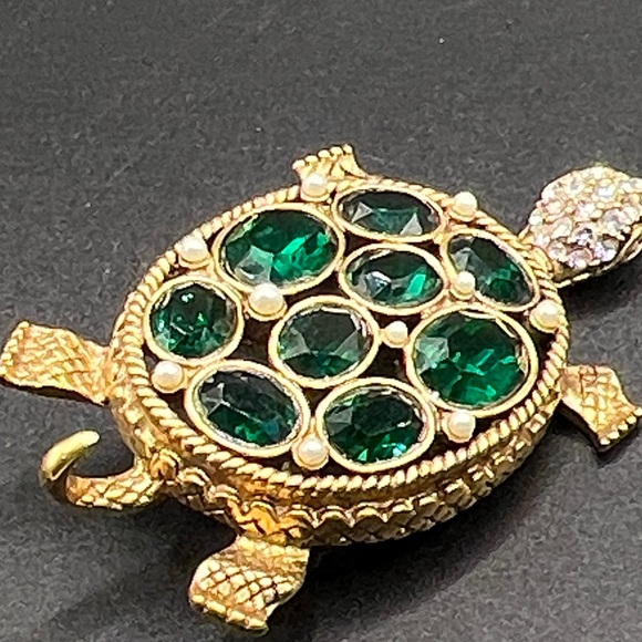 Carolee Gold and Emerald Green Turtle Brooch - Picture 3 of 6